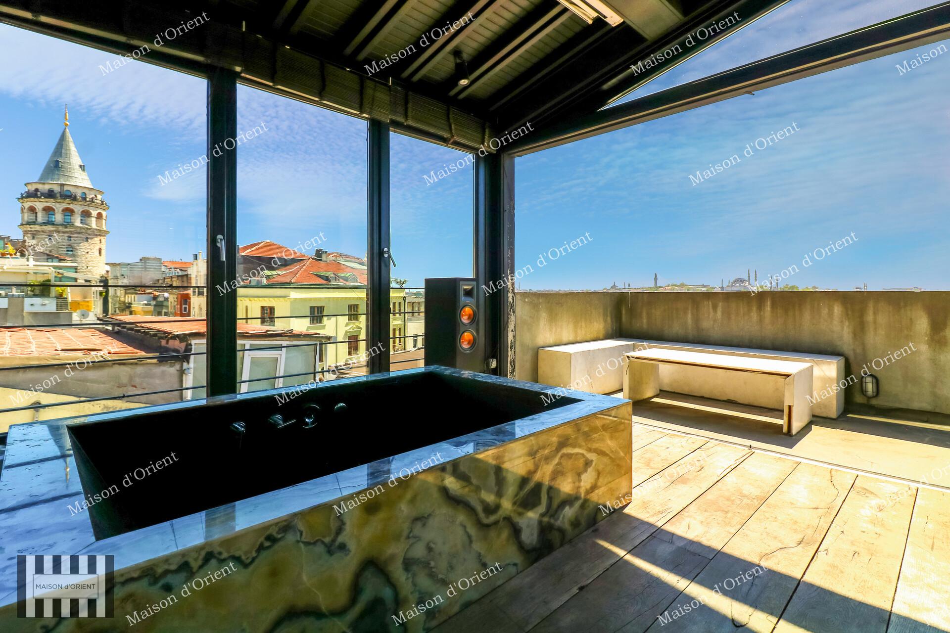 Galata'da Müstakil Teraslı 180m2 Satılık Çatı Dubleksi — Galata, İstanbul — 1+1 — Kapanmış