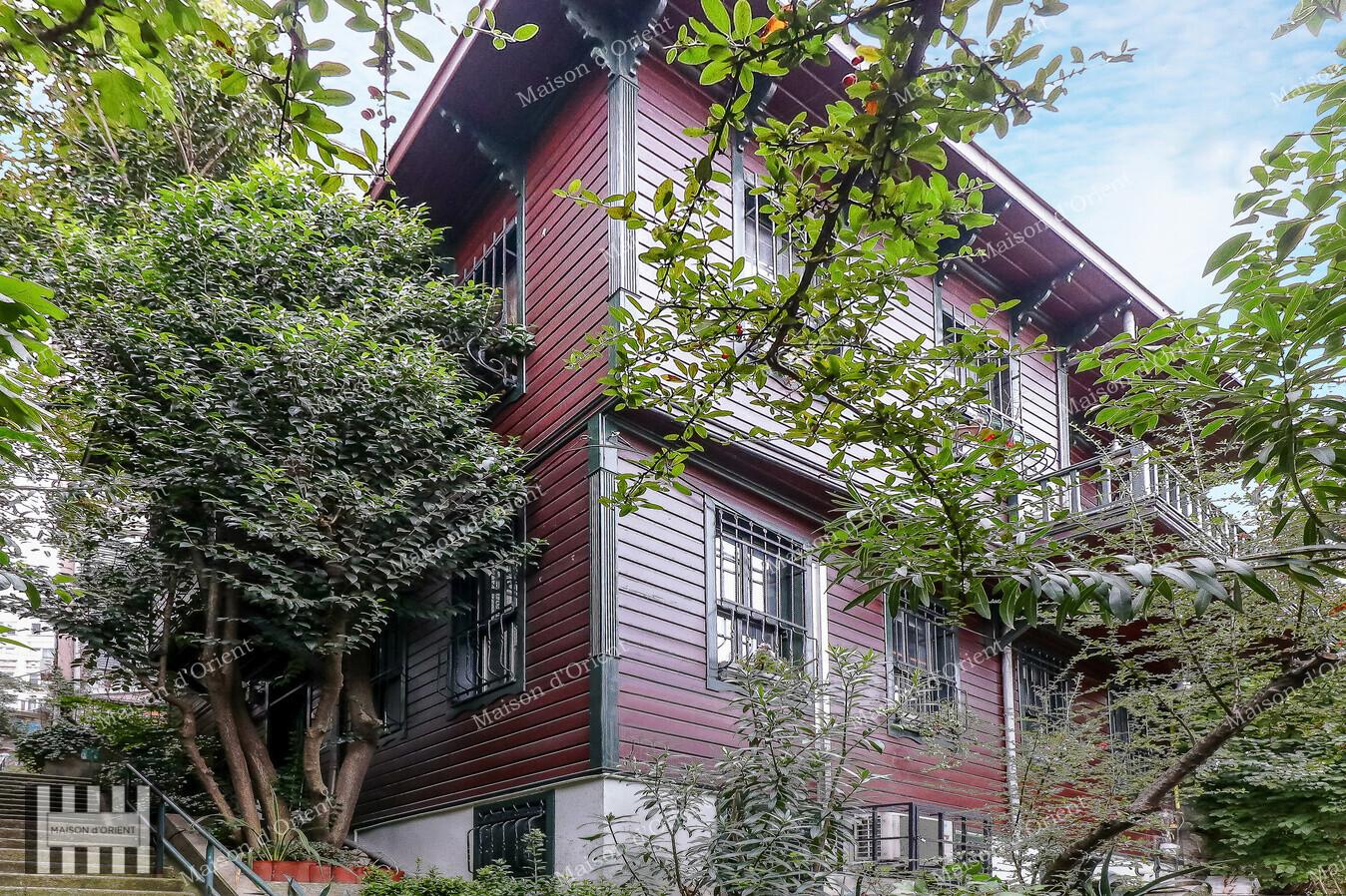 Cihangir'de Müstakil Bahçeli ve Teraslı Kiralık Tarihi Köşk — Cihangir, İstanbul — 4+1 — Kapanmış