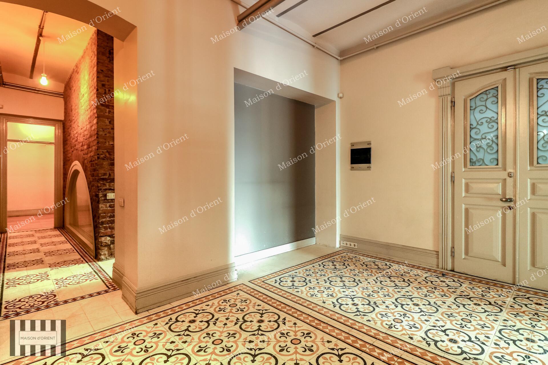 200sqm Office for Rent in Historical Vural Arıkan Building — Tünel, İstanbul — 5 — Closed
