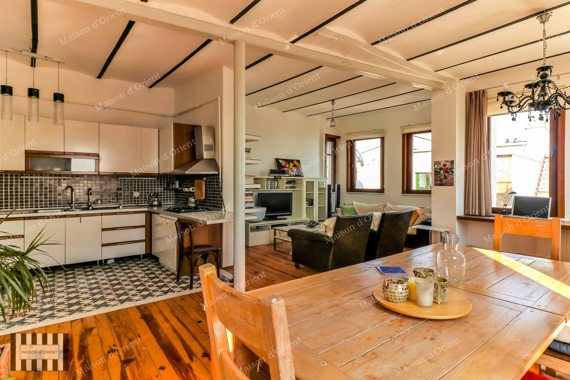 4+1 Rental Apartment in Historical Petraki Building, Galata — Galata, İstanbul — 2+1 — Closed