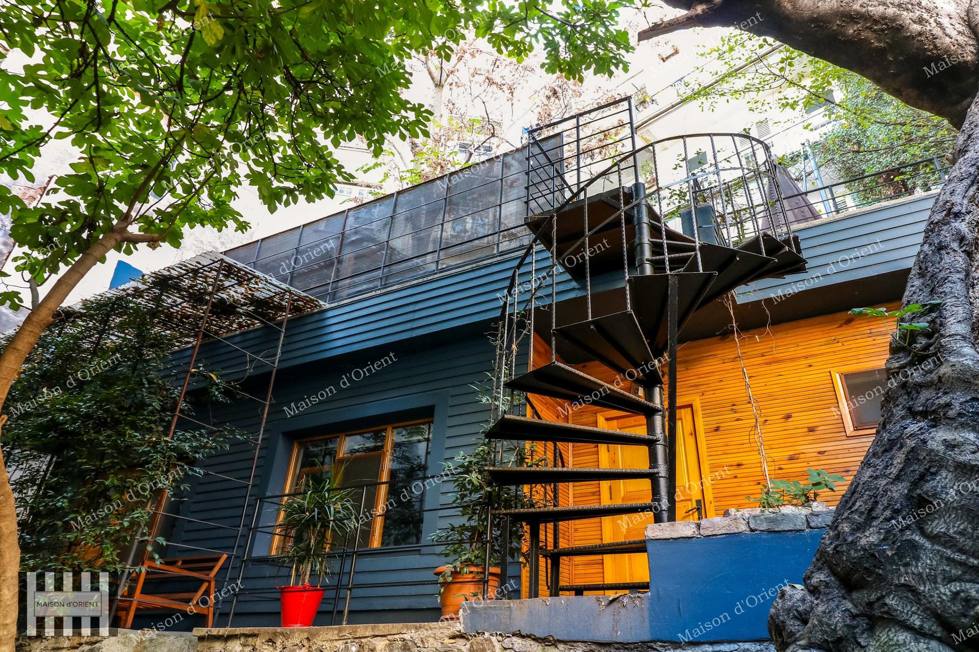Flat for Rent with Private Garden and Detached House — Galata, İstanbul — 3+1 — Closed