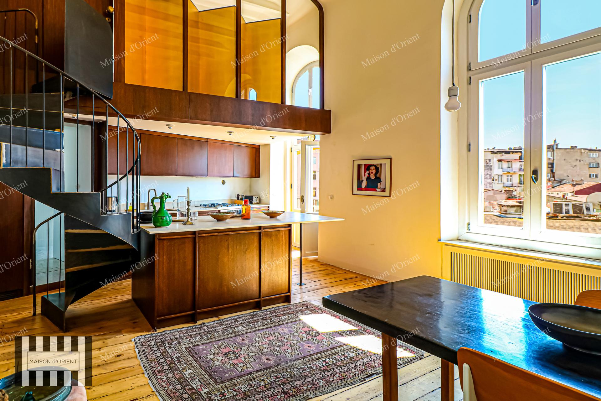 Çukurcuma Tarihi Binada Satılık 2+2 Daire — Çukurcuma, İstanbul — 2+2 — Satılık