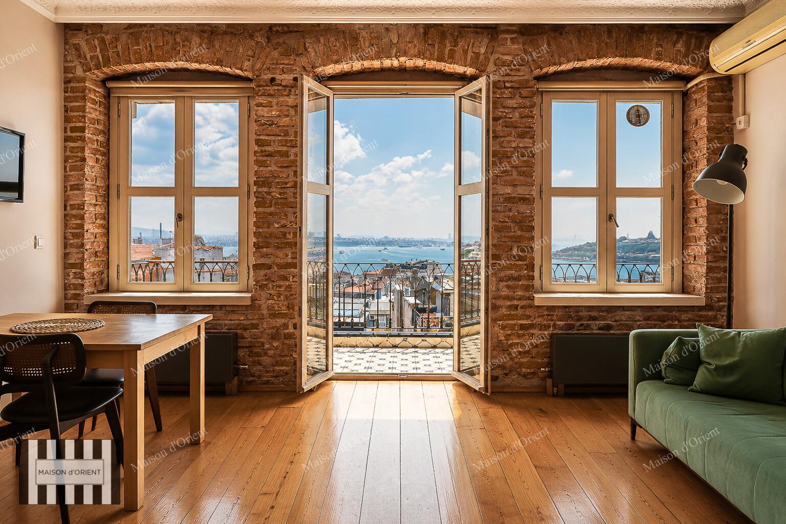 Tarihi İpera Binası'nda Manzaralı Kiralık Eşyalı 1+1 Daire — Galata, İstanbul — 1+1 — Kiralık