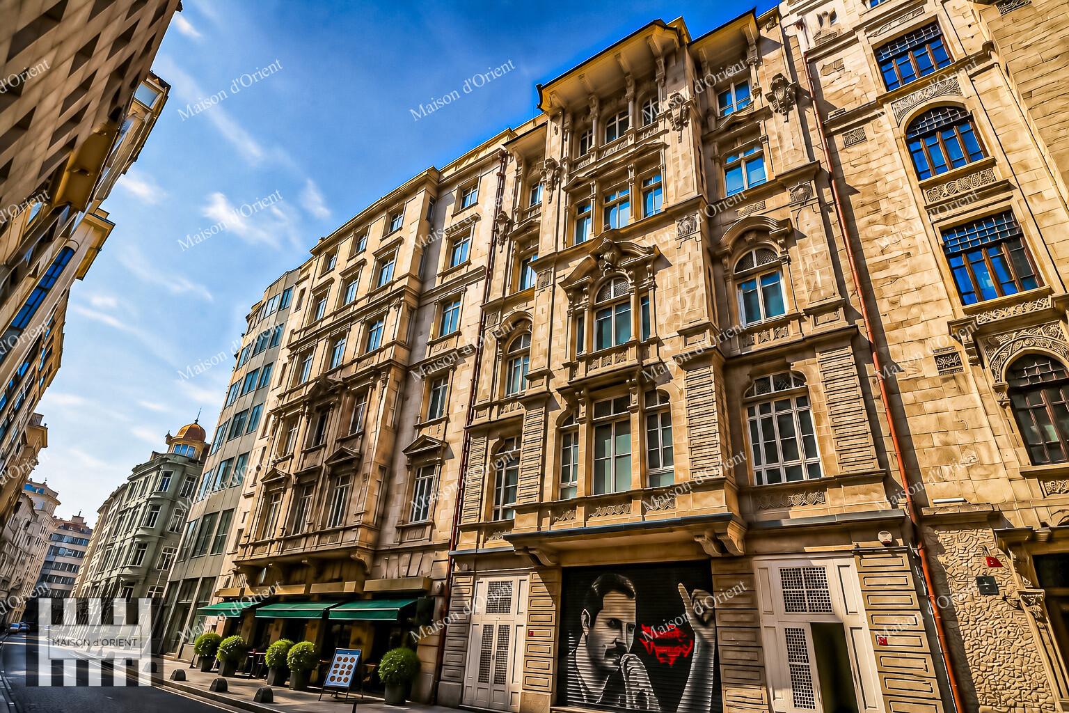Karaköy Bankalar Caddesi’nde Kiralık 'Tarihi Hezaren Han' — Karaköy, İstanbul — Kiralık