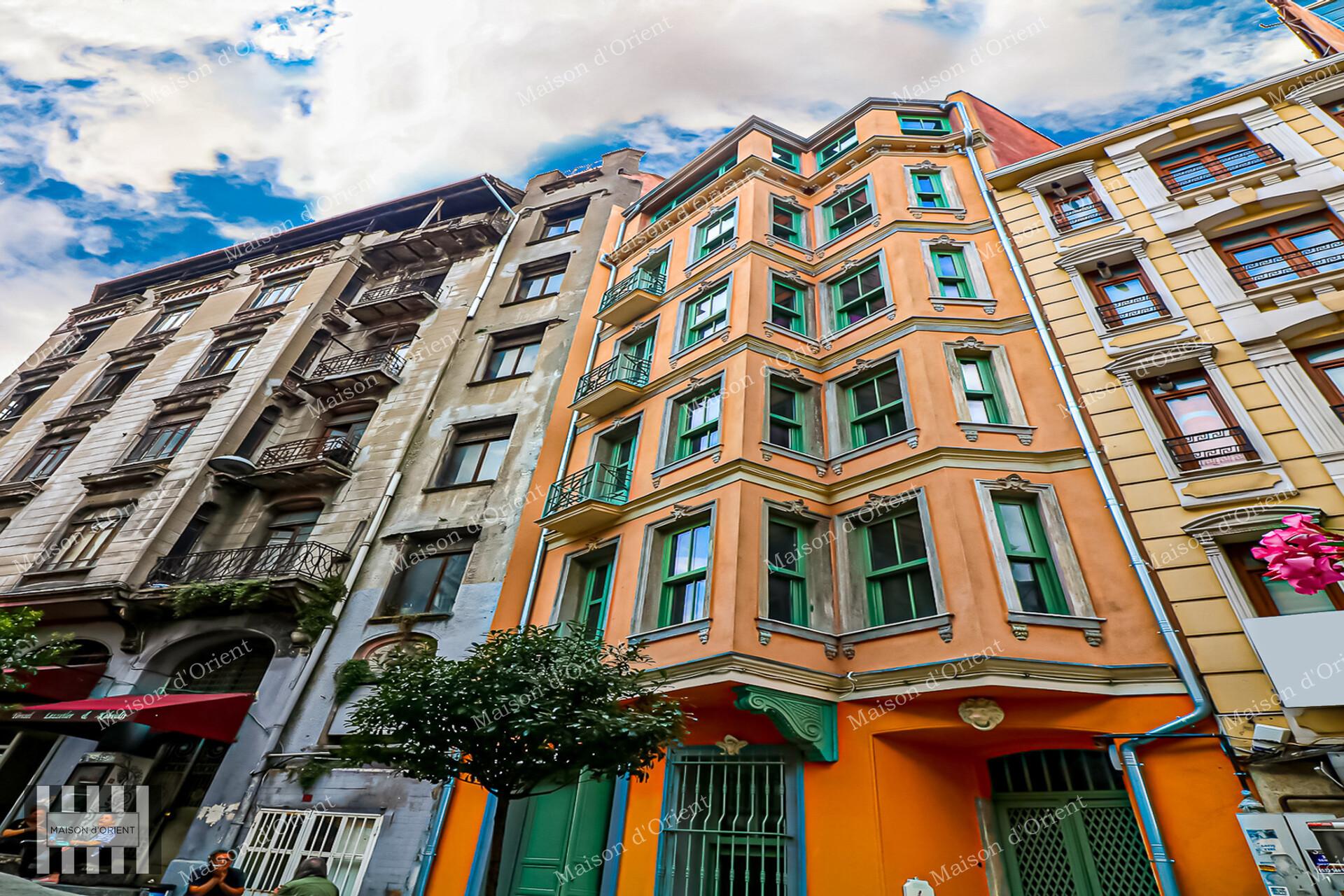 Ömer Hayyam Caddesi Üzeri Satılık 5 Katlı Tarihi Bina — Ömer Hayyam, İstanbul — Satılık