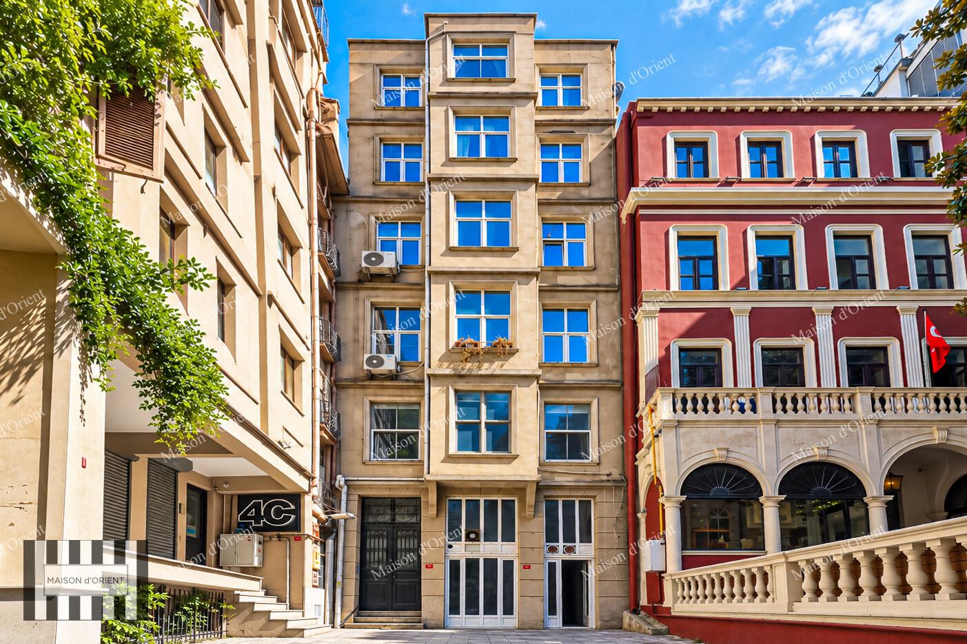 Pera Tarihi Hamson Apartmanı’nda 105 m² Satılık Dükkan — Pera, İstanbul — Satılık