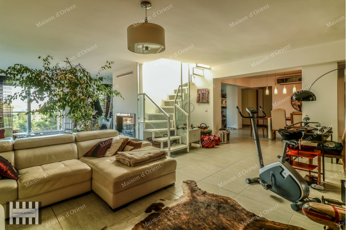 1300sqm Fully Renovated 4-Storey Building for Sale in Resitpasa