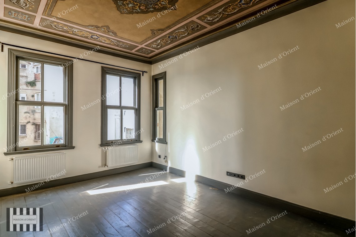 160sqm Flat for Rent in Historical Petraki Building