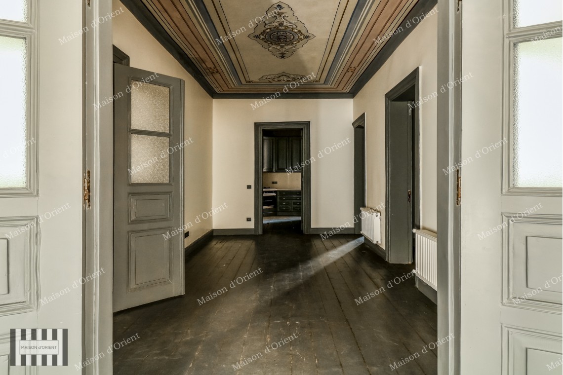 160sqm Flat for Rent in Historical Petraki Building