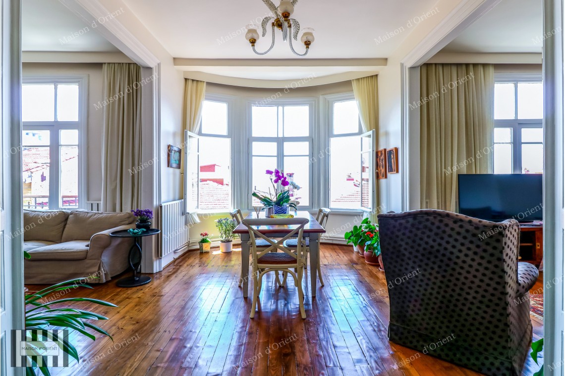 Cihangir'de Cumbalı Tarihi Binada Satılık 2+1, 170m2 Daire