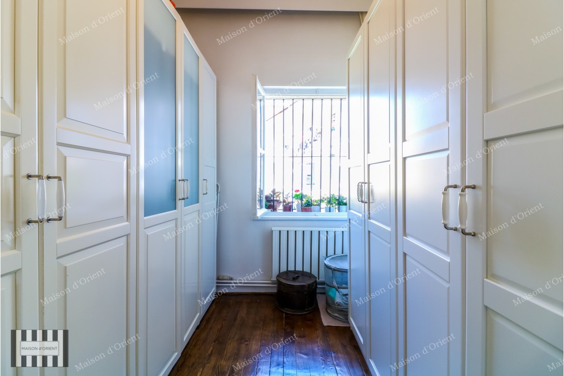 Cihangir'de Cumbalı Tarihi Binada Satılık 2+1, 170m2 Daire
