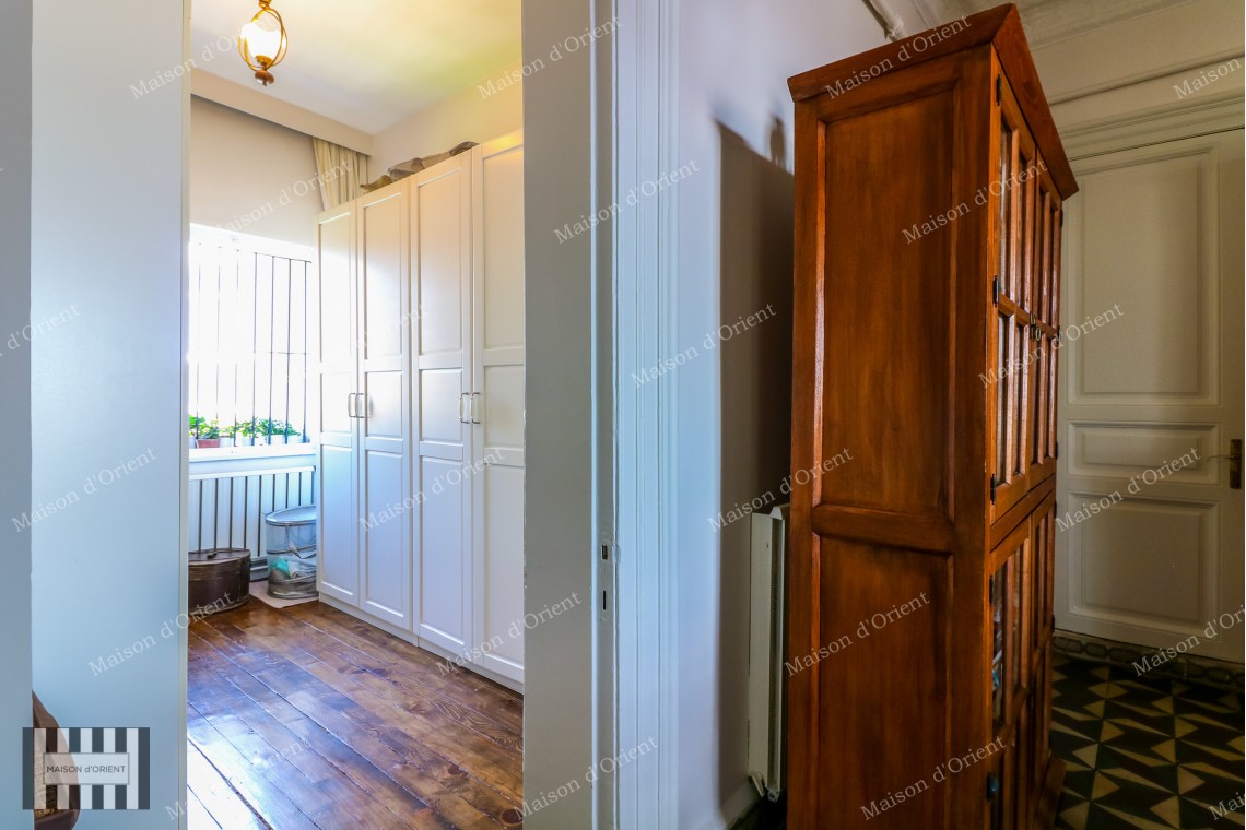Cihangir'de Cumbalı Tarihi Binada Satılık 2+1, 170m2 Daire