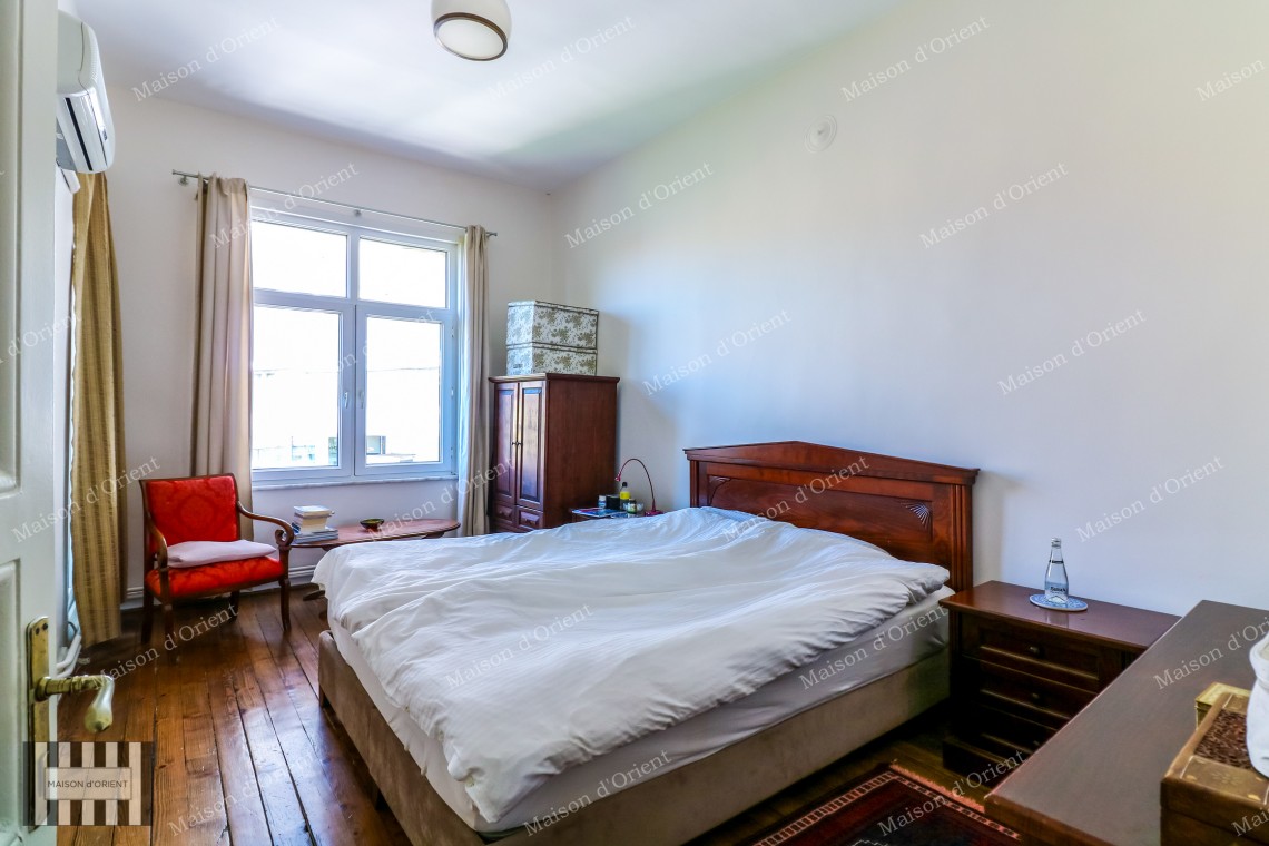 Cihangir'de Cumbalı Tarihi Binada Satılık 2+1, 170m2 Daire