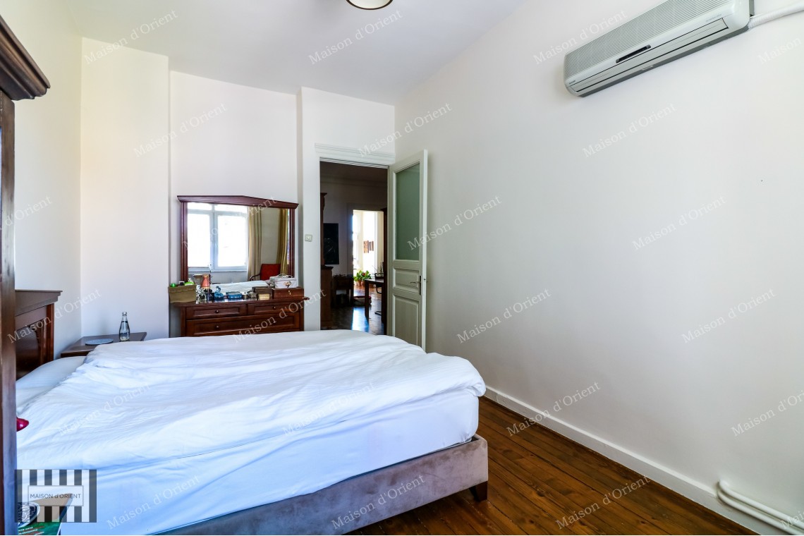 Cihangir'de Cumbalı Tarihi Binada Satılık 2+1, 170m2 Daire