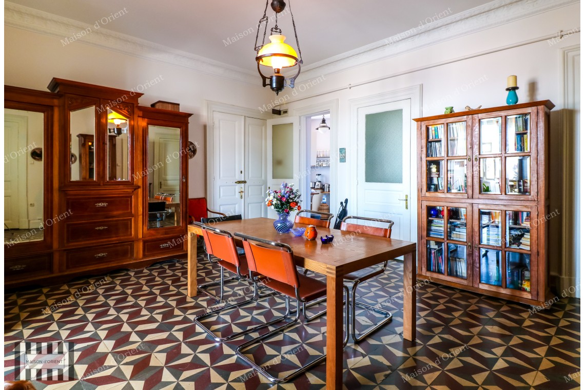 Cihangir'de Cumbalı Tarihi Binada Satılık 2+1, 170m2 Daire