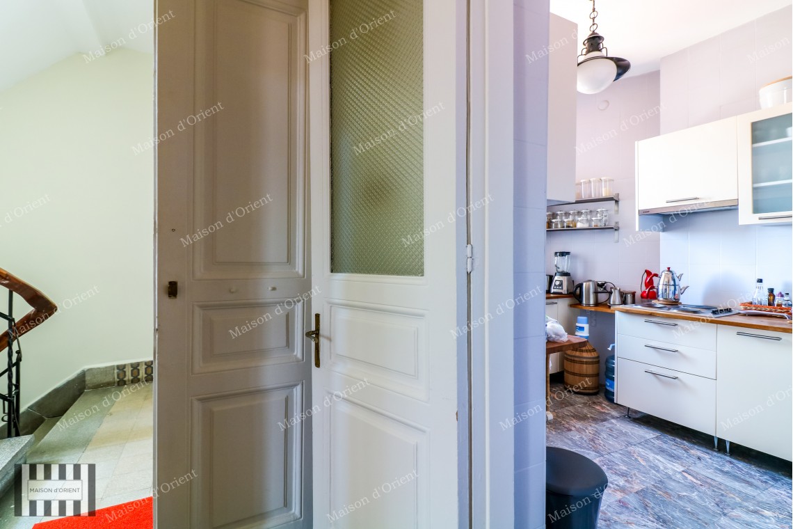 Cihangir'de Cumbalı Tarihi Binada Satılık 2+1, 170m2 Daire