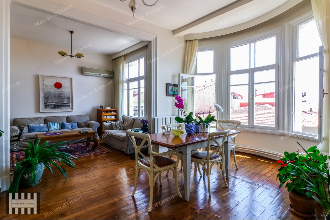 Cihangir'de Cumbalı Tarihi Binada Satılık 2+1, 170m2 Daire