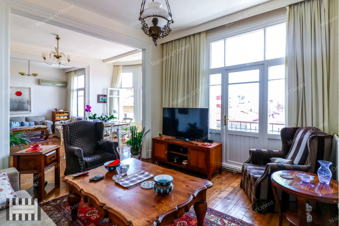 Cihangir'de Cumbalı Tarihi Binada Satılık 2+1, 170m2 Daire
