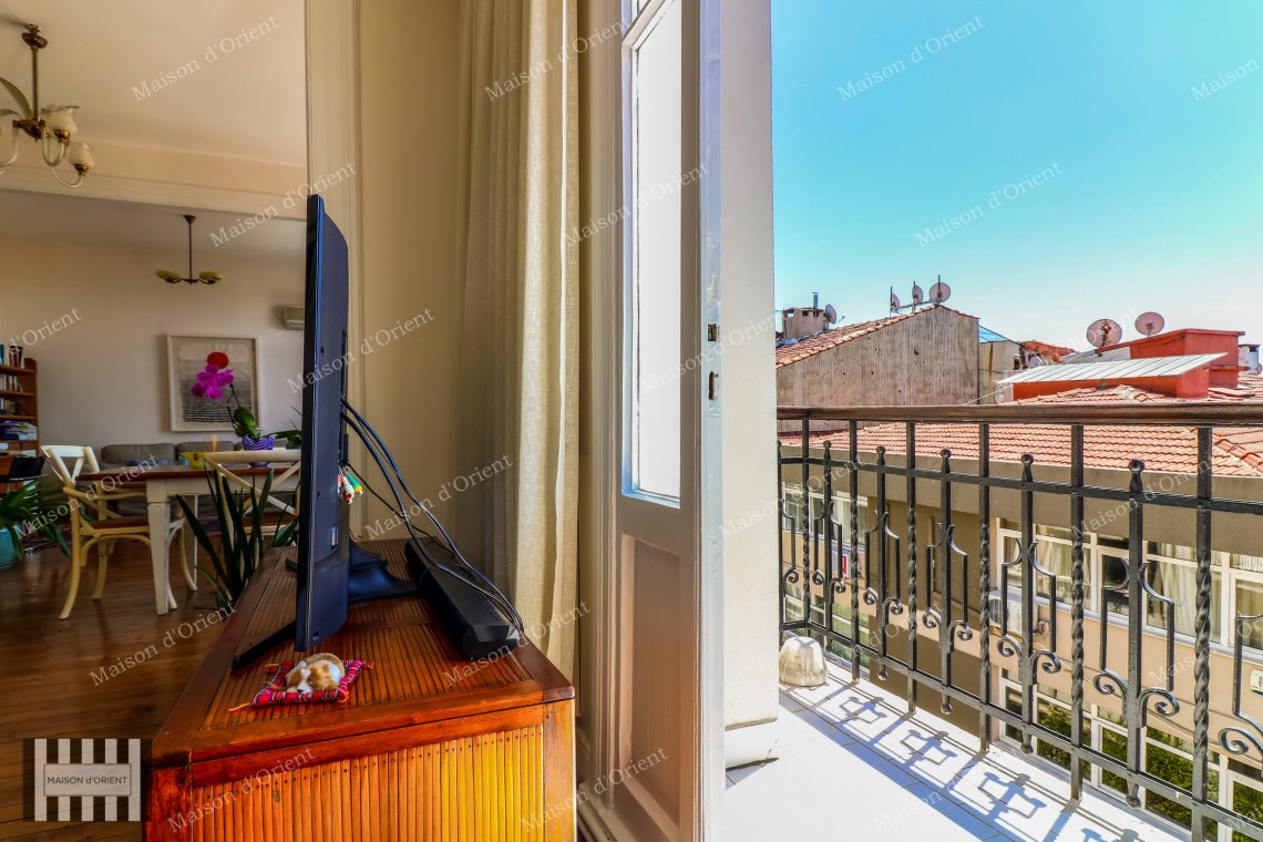 Cihangir'de Cumbalı Tarihi Binada Satılık 2+1, 170m2 Daire