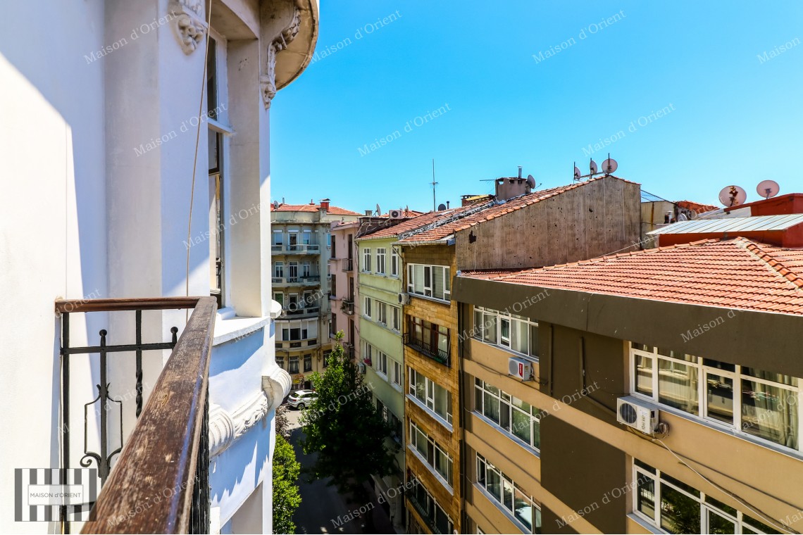 Cihangir'de Cumbalı Tarihi Binada Satılık 2+1, 170m2 Daire