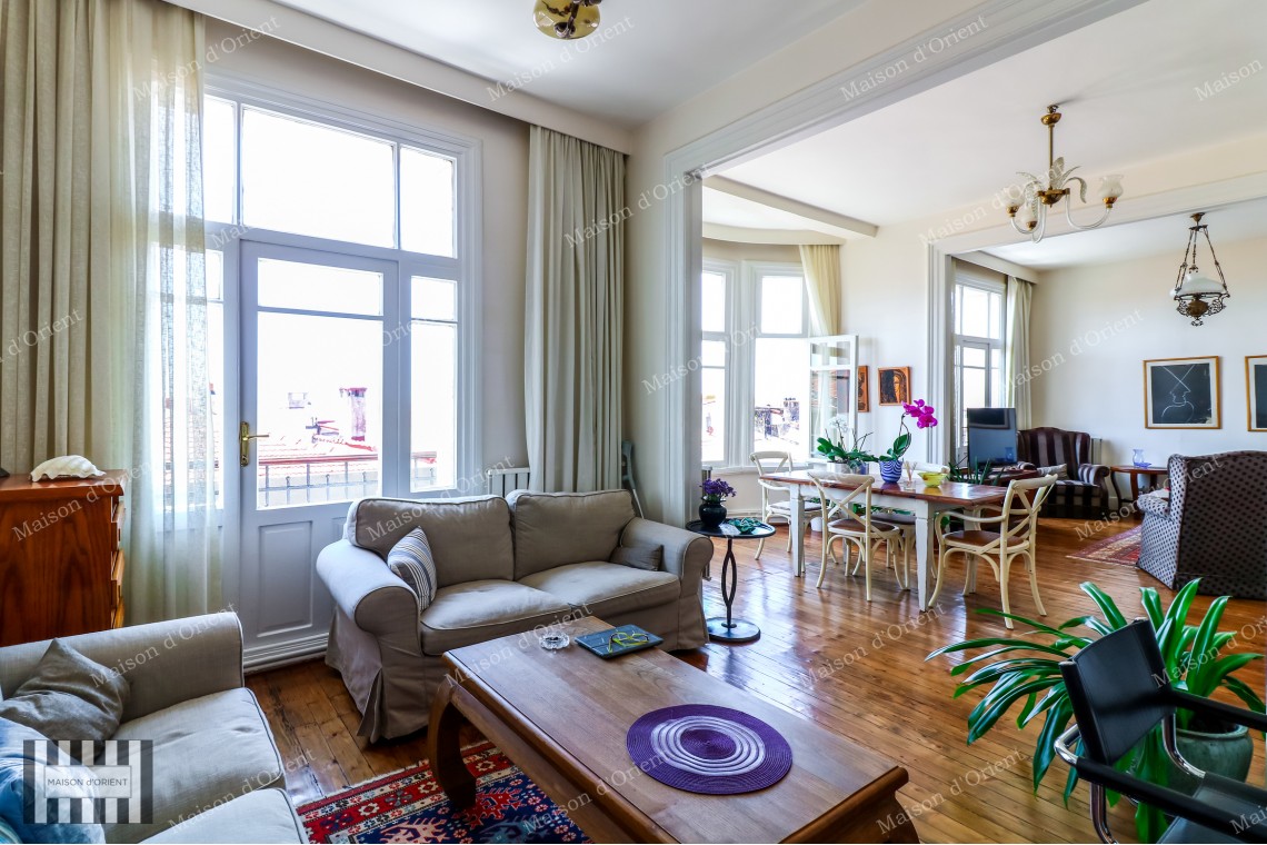 Cihangir'de Cumbalı Tarihi Binada Satılık 2+1, 170m2 Daire