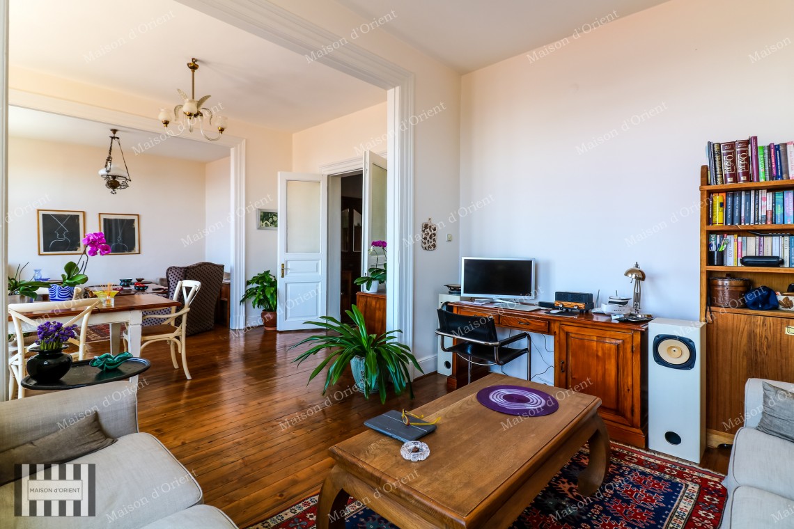 Cihangir'de Cumbalı Tarihi Binada Satılık 2+1, 170m2 Daire