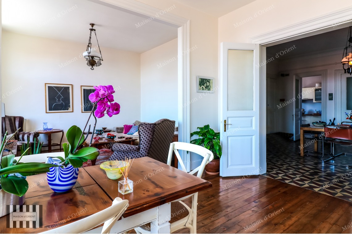 Cihangir'de Cumbalı Tarihi Binada Satılık 2+1, 170m2 Daire