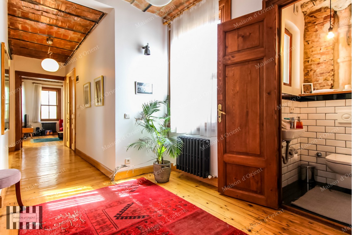 2+1 Flat for Sale in Renovated Historical Building in Galata