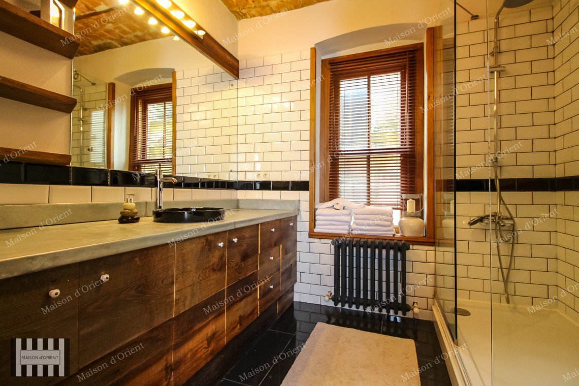 2+1 Flat for Sale in Renovated Historical Building in Galata