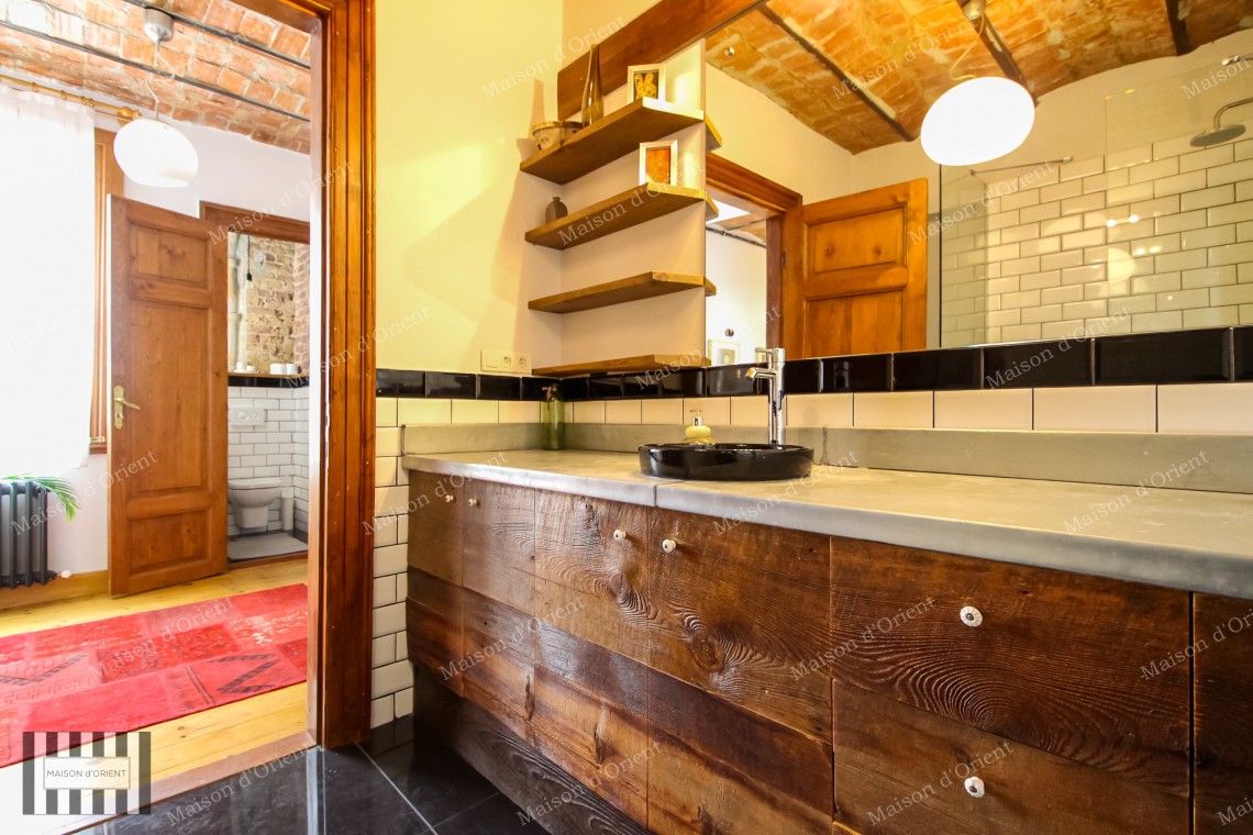 2+1 Flat for Sale in Renovated Historical Building in Galata