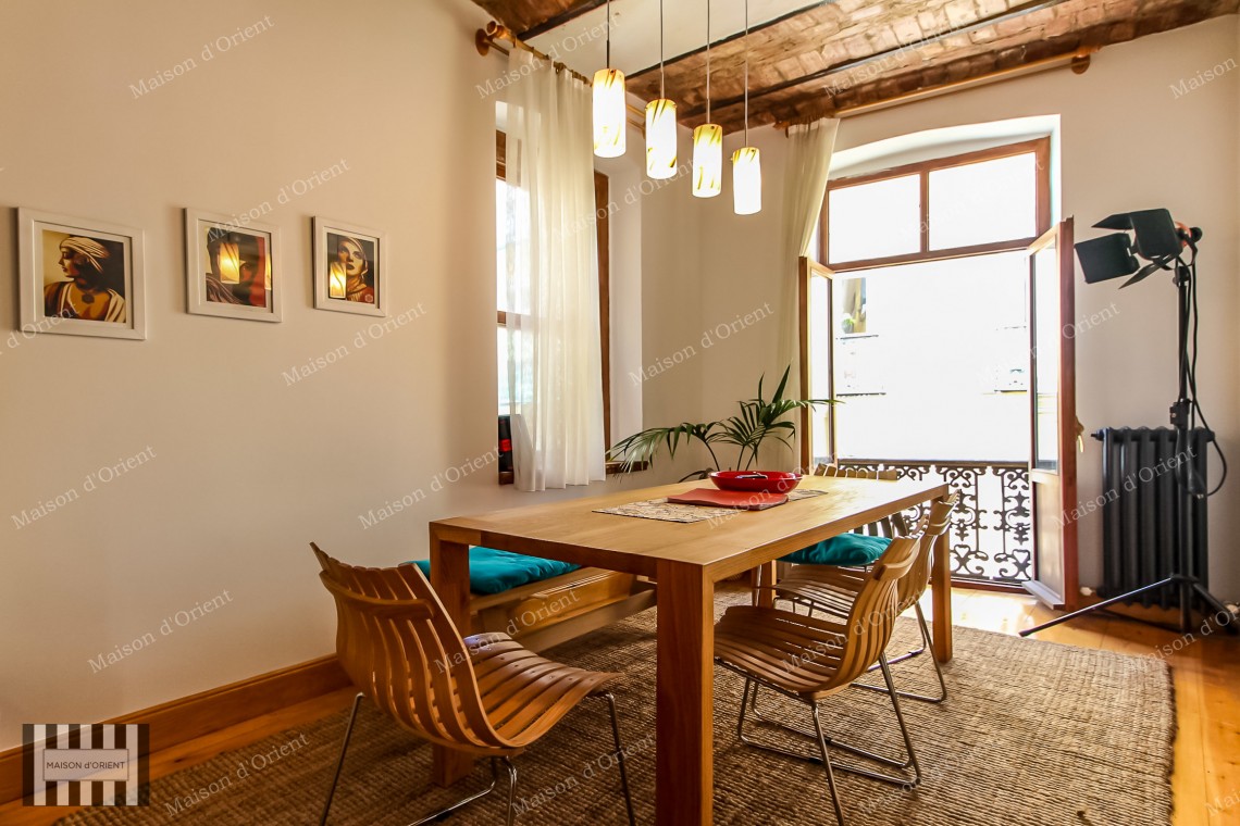 2+1 Flat for Sale in Renovated Historical Building in Galata