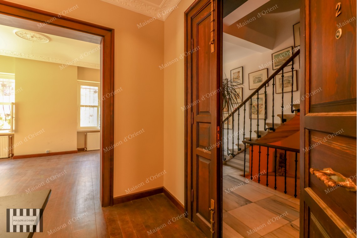 Cihangir Tarihi Pamir Bey Apartmanı'nda Kiralık 3+1 Konut/Ofis