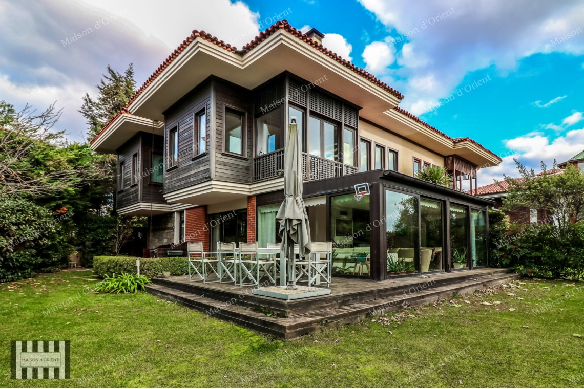 Renovated Triplex Villa for Sale in Cengelkoy Konaklari Compound