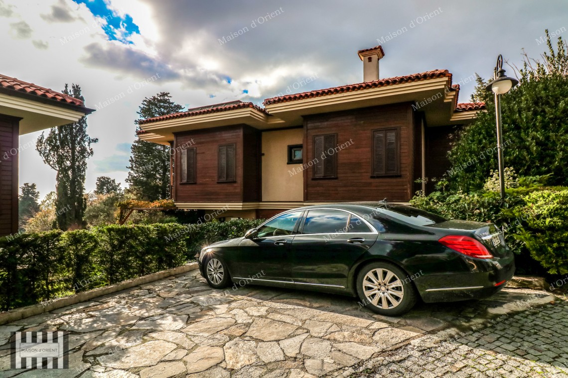 Renovated Triplex Villa for Sale in Cengelkoy Konaklari Compound