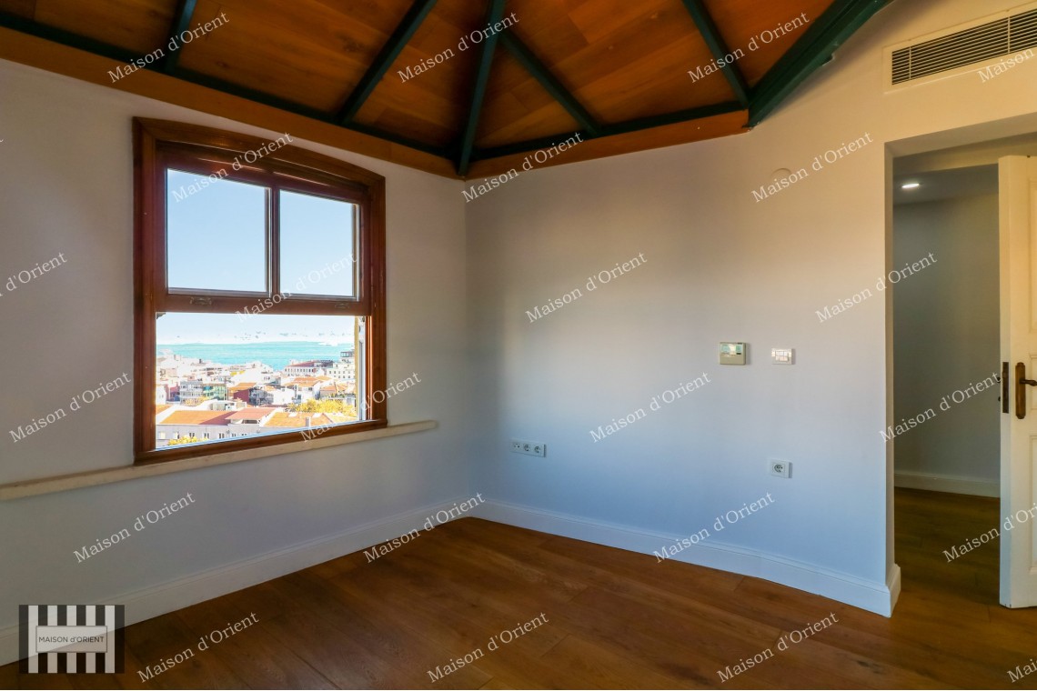 1+1 Flat for Rent with Terrace and View in Galata