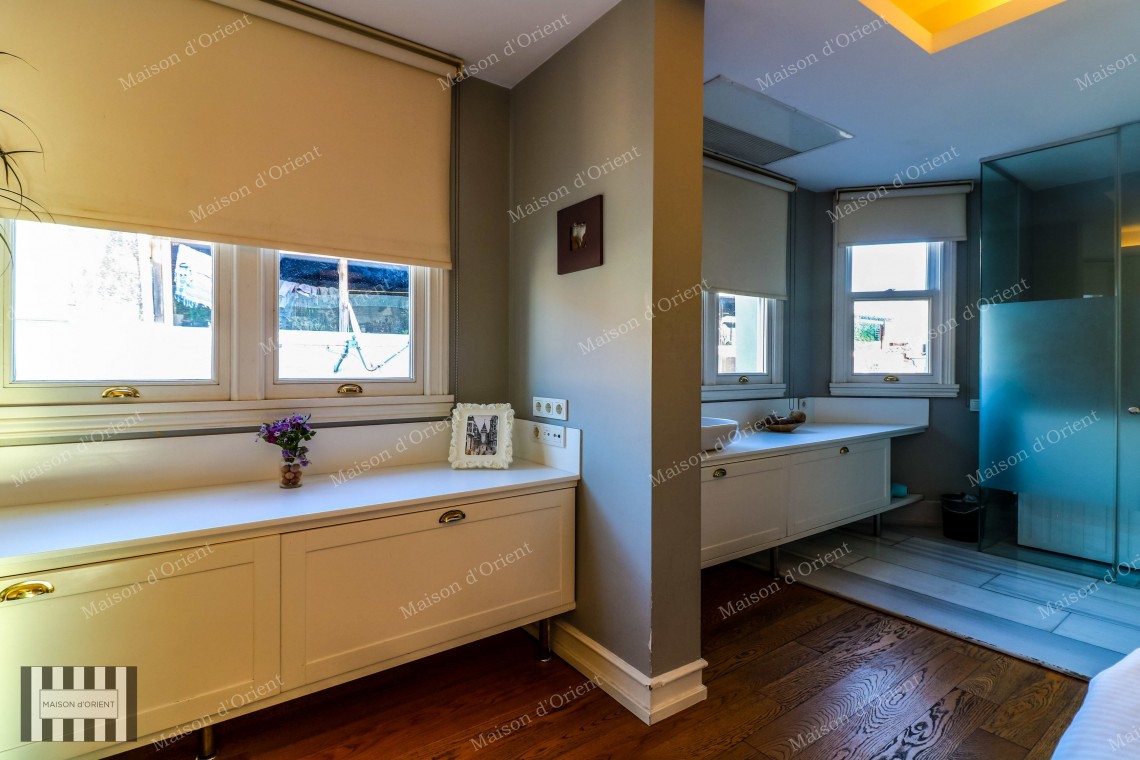 1+1 Flat with View and Terrace for Rent in Galata