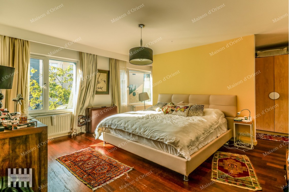 1300sqm Fully Renovated 4-Storey Building for Sale in Resitpasa