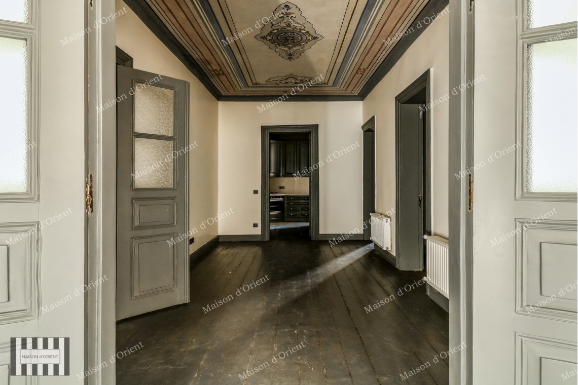 160sqm Flat for Rent in Historical Petraki Building