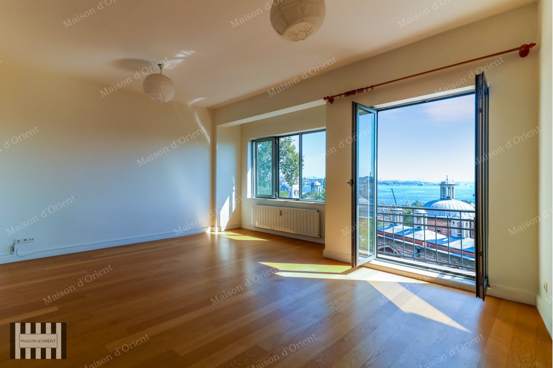 2+1 Rental Flat with Sarayburnu View in Cihangir Palace Building