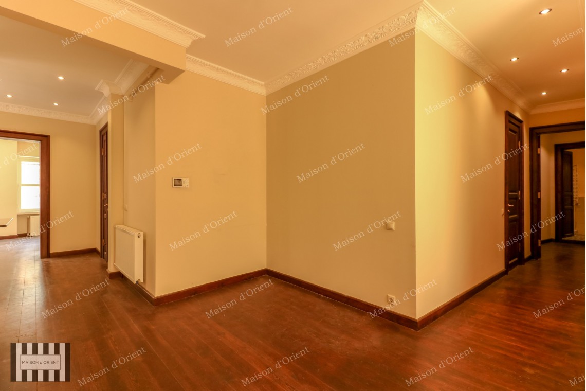 Cihangir Tarihi Pamir Bey Apartmanı'nda Kiralık 3+1 Konut/Ofis