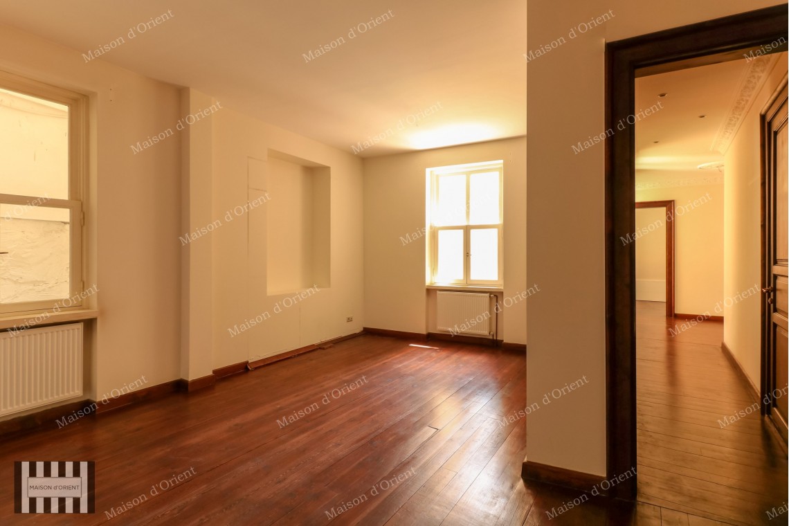 Cihangir Tarihi Pamir Bey Apartmanı'nda Kiralık 3+1 Konut/Ofis
