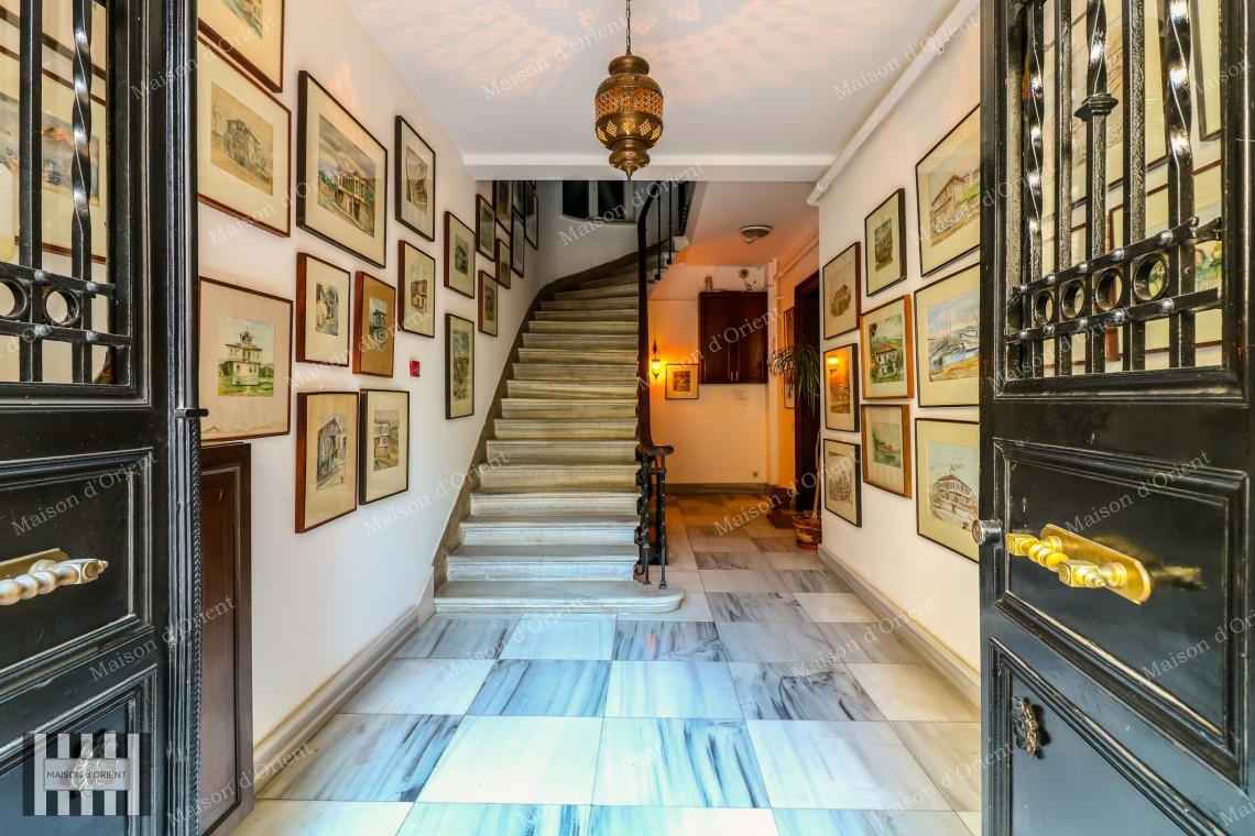 Cihangir Tarihi Pamir Bey Apartmanı'nda Kiralık 3+1 Konut/Ofis
