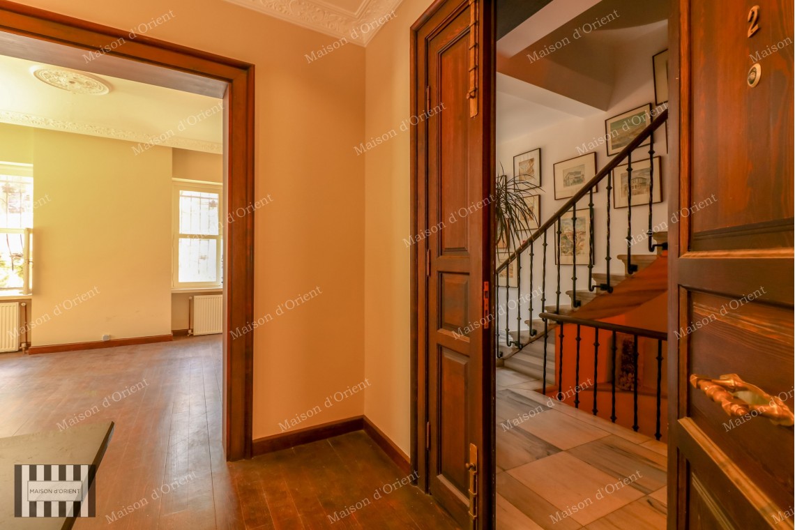 Cihangir Tarihi Pamir Bey Apartmanı'nda Kiralık 3+1 Konut/Ofis