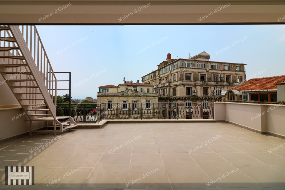 900sqm 5-Storeys Rental Building in Historical Tunel Square