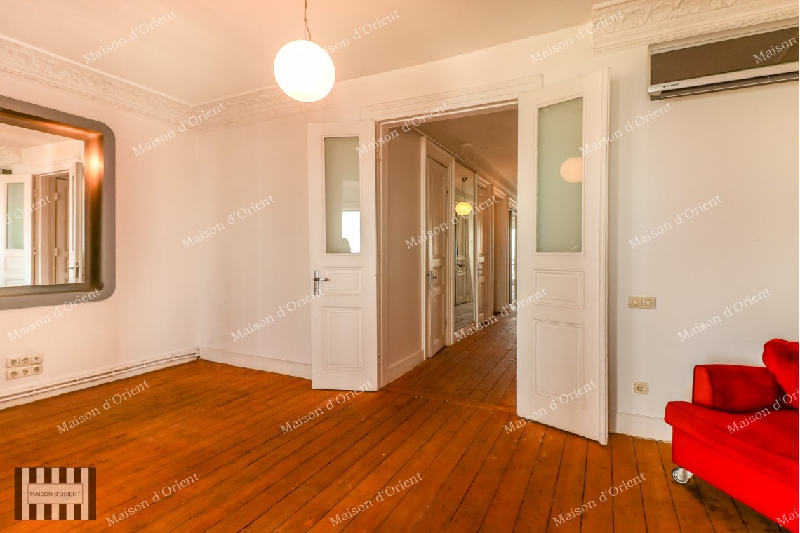 Flat for Rent in Historical Mavrodi Building