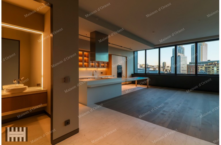 High Ceiling 2+1 Residence with City View for Sale in Nisantasi