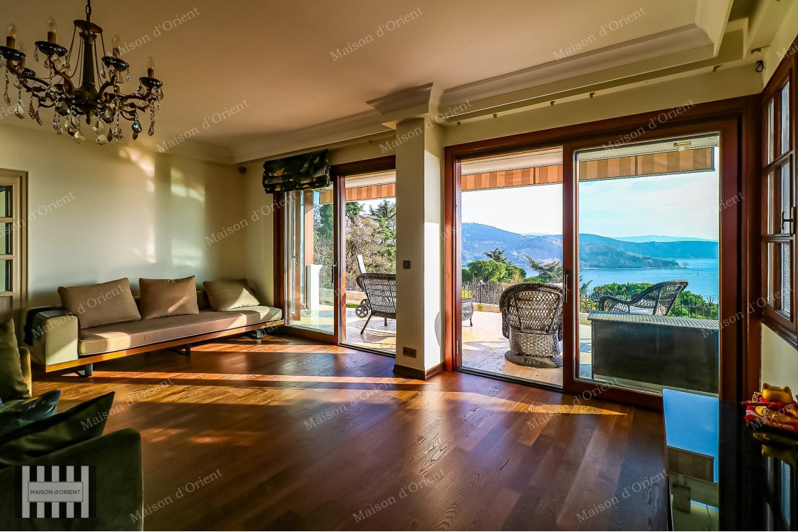 Sarıyer'de Bahçeli ve Boğaz Manzaralı Satılık Tripleks Villa