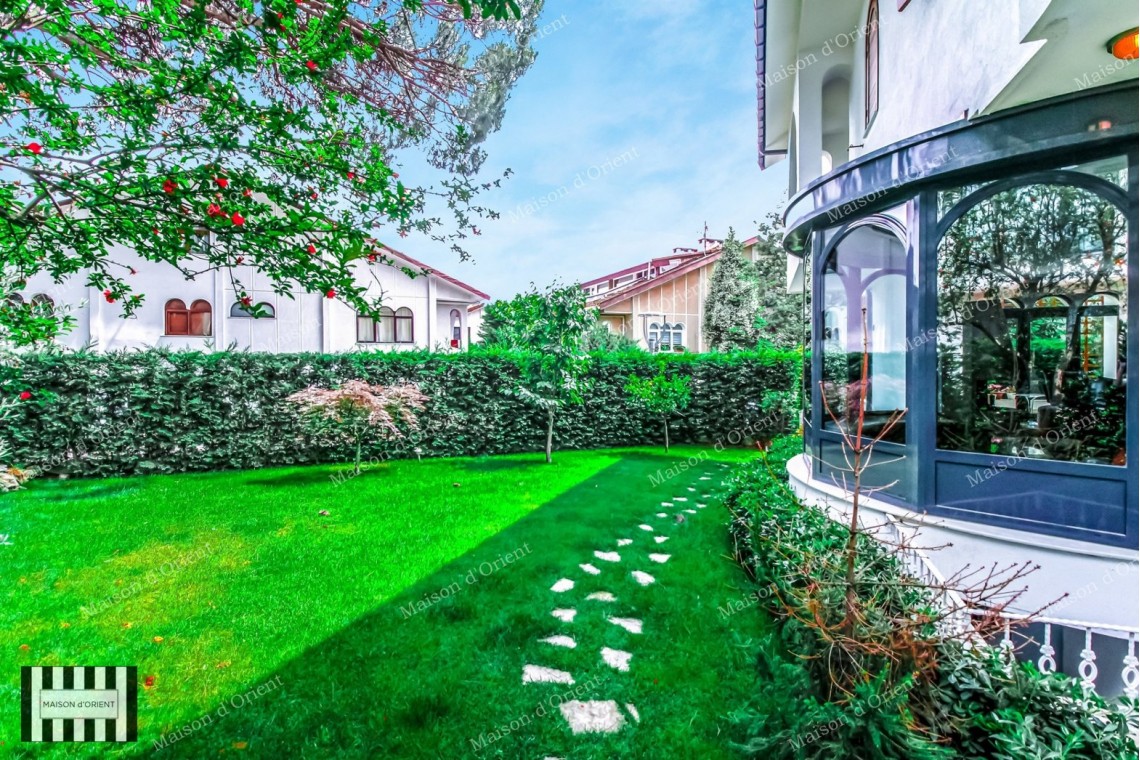 Yeniköy Tahir Paşa Evleri'nde Satılık 400m2 5+2 Tripleks Villa