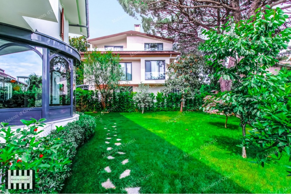 Yeniköy Tahir Paşa Evleri'nde Satılık 400m2 5+2 Tripleks Villa