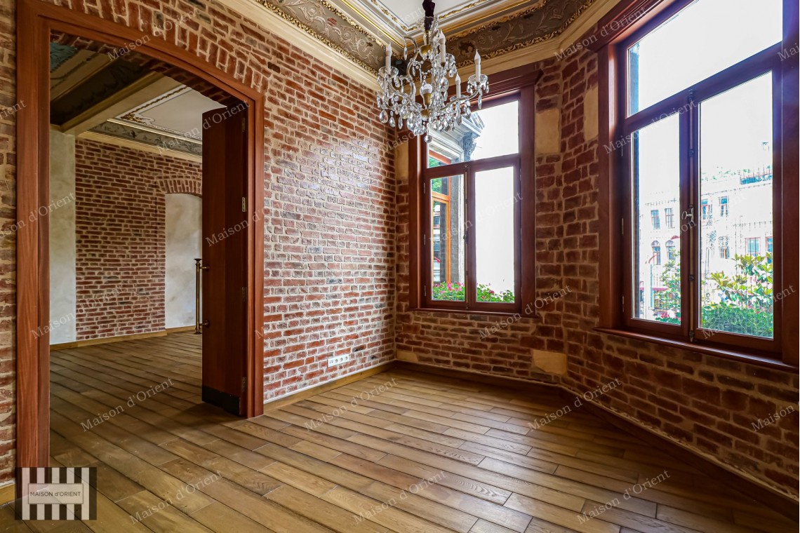 Office for Rent in Historical Tünel Geçidi İş Hanı